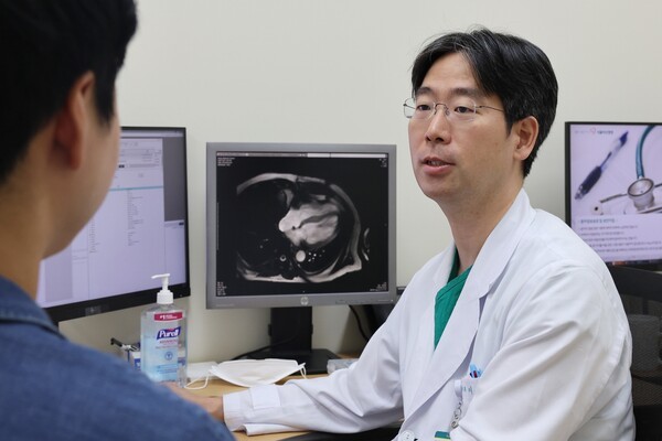 이상언 서울아산병원 심장내과 교수가 심근병증 환자를 진료하고 있다.