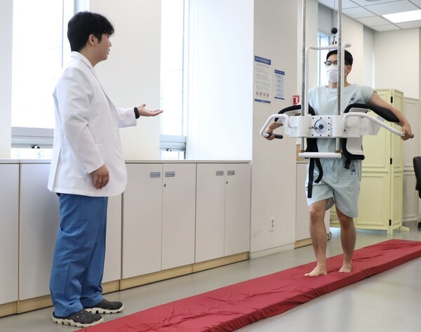 자생한방병원 의료진이 동작침법을 시행하고 있다.