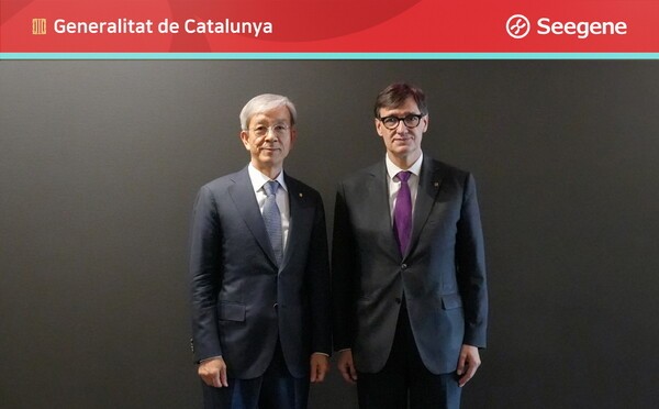 천종윤 씨젠 대표(왼쪽)와 살바도르 이야 로카 스페인 카탈루냐 주지사가 서울 송파구 씨젠 본사에서 만나 기념촬영을 하고 있다.