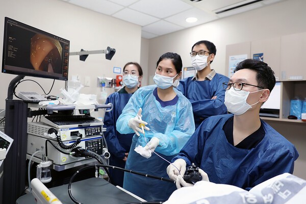 상계백병원 소화기내과 최정민 교수가 내시경센터에서 참관 교육을 진행하고 있다.