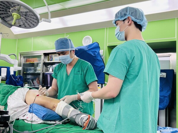 한림대강남성심병원 김형년 교수가 발목 골절 수술 전 말초신경마취를 진행하고 있다.