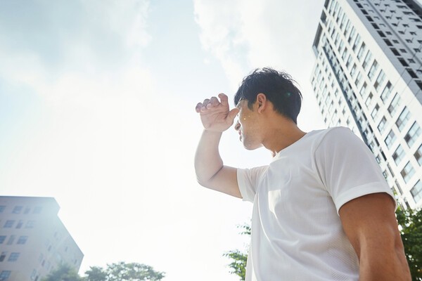 일광화상으로 피부에 허물이 일어났을 땐 자연스럽게 벗겨지도록 놔두는 것이 좋다