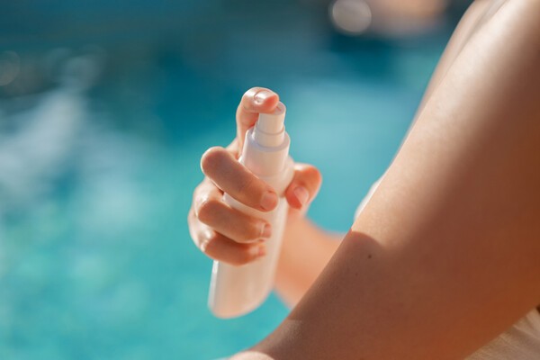 물놀이 할때는 자외선 차단제 제품 표시에서 내수성인지를 확인하는 게 좋다.