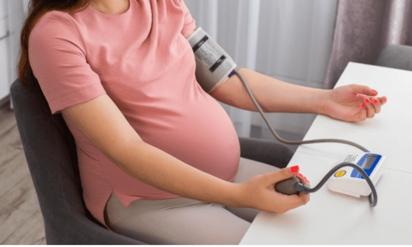 임신 중 혈압이 비정상적으로 상승하면 다양한 합병증을 유발한다.