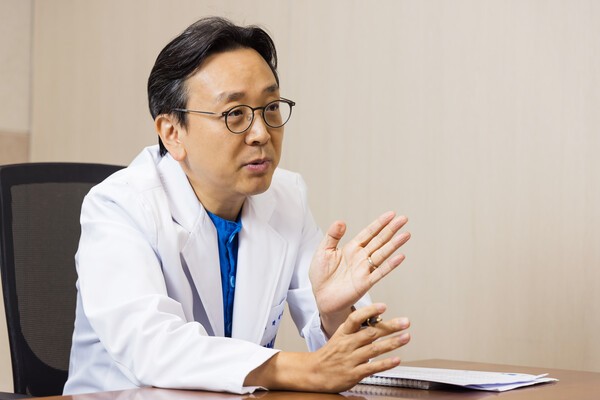 서울대병원 순환기내과 박경우 교수는 “승모판막 역류증은 환자 상태에 따라 약물·시술·수술 등 다양한 치료 옵션이 있다”며 “다만 모든 환자에게 동일한 치료를 적용할 수 있는 건 아니라 환자의 건강 상태와 질환의 진행 정도 등을 종합적으로 따져봐야 한다”고 했다. 한용환 객원기자