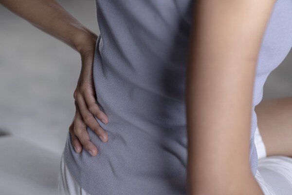 허리나 다리 통증이 반복될 땐 참고 넘기기보다 전문의 진료를 통해 정확한 상태를 확인해야 한다.