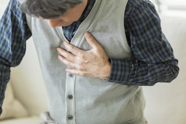 나이 들어 숨이 차거나 쉽게 피곤한 증상이 반복되면 단순한 노화로 여기지 말고 병원을 찾는 게 좋다.