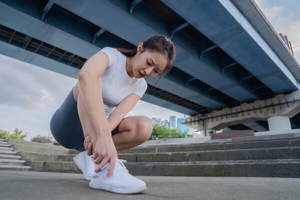 발목을 삐끗했을 때 치료를 제대로 안하면  발목이 불안정해져 작은 충격에도 손상이 반복된다.