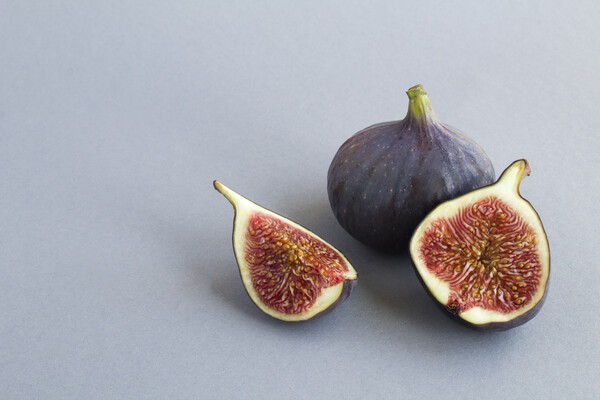 무화과에는 식이섬유인 펙틴이 풍부해 변비 예방에 좋다.