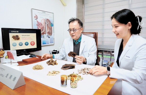 영동한의원 의료진이 COPD 치료에 쓰이는 한약재를 살펴보고 있다.