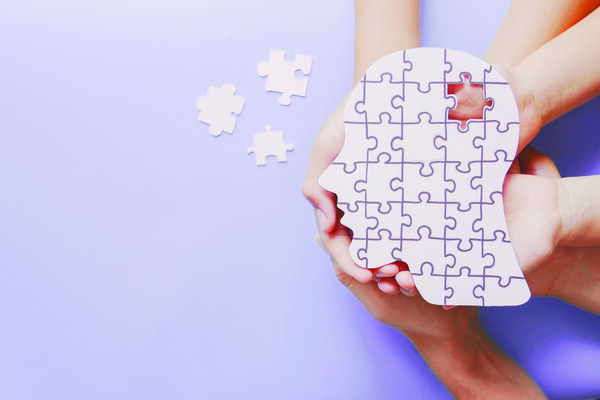 기억력이 서서히 흔들리는 건 뇌 노화가 이미 시작한 것으로, 치매로 이어질 위험성이 크다. [출처 Gettyimagesbank]