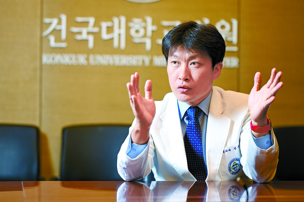 전유성 신경외과 교수는 “40세 이상이거나 가족력이 있으면 뇌혈관 검사를 받는 게 곧 가족의 삶과 직결된 투자”라고 말했다. 김동하 객원기자