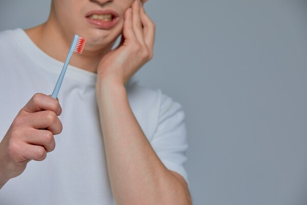 입안에는 수천억 마리의 세균이 서식한다. 잇몸은 혈관 분포도가 높아 세균이 유입되기 쉽다.