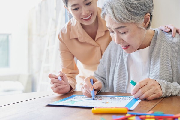 치매 환자는 보호자의 관심과 의료진의 전문 진료로 삶의 질을 지킬 수 있다.