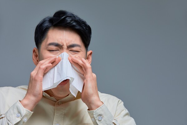 바람이 강하고 건조한 날에는 대기 중 꽃가루 농도가 높아져 알레르기 비염 증상이 심해진다. [출처: Gettyimagesbank]