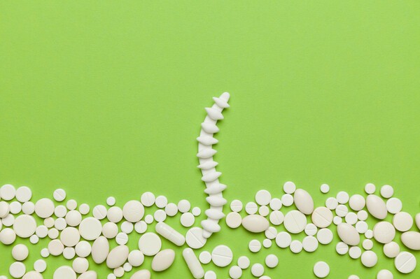 고령자는 가벼운 충격이나 기침만으로도 골절이 생길 수 있다. [출처: Gettyimagesbank]