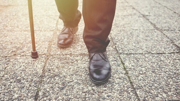 빗길에 넘어졌다면 통증, 출혈 여부를 확인하고 골절이 의심되면 빨리 병원에 가 검사를 받아보는 게 좋다. [출처: Gettyimagesbank]
