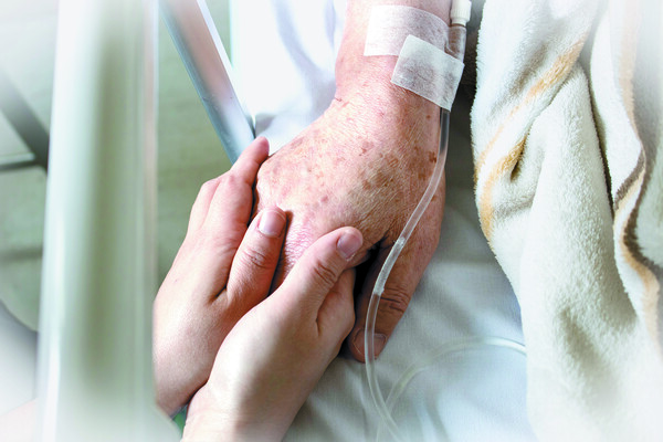 완화의료는 금기시되던 죽음을 환자·가족이 함께 받아들이며 삶의 의미를 다시 돌아보는 과정이기도 하다. [출처: Gettyimagesbank]