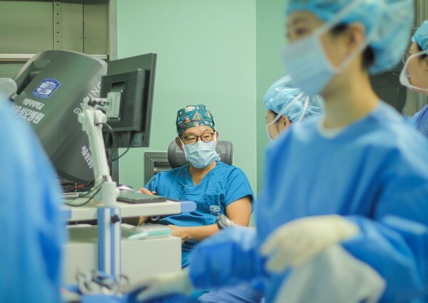 서울성모병원 이윤석 교수팀이 4개 상급종합병원의 데이터를 모아 단일공 로봇수술과 단일공 복강경 수술을 직접 비교한 연구를 발표했다. 