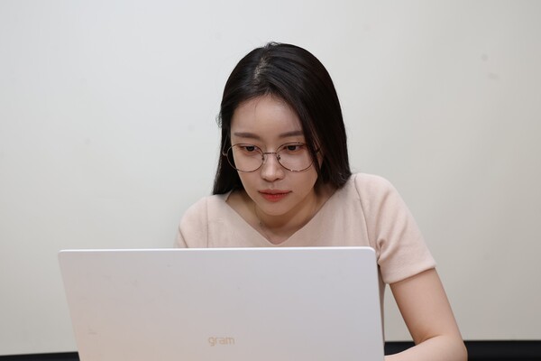 전자기기 사용 시간 증가 및 실내 활동 위주의 생활환경 변화로 인해 근시 유병률이 증가하고 있다. [사진 김안과병원]