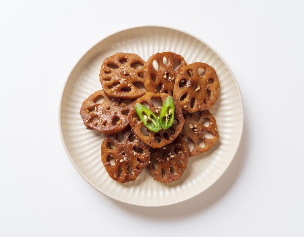 연근을 자를 때 철분이 있으면 갈변이 잘 일어나 쇠칼 사용은 피하는 게 바람직하다. [출처: Gettyimagesbank]