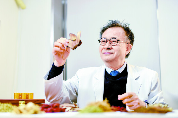 약재를 살피고 있는 김남선 원장. “만성 폐 질환의 진행을 막기 위해 작은 신호도 놓치지 않는 것이 중요하다”고 강조한다.&nbsp;김동하 객원기자
