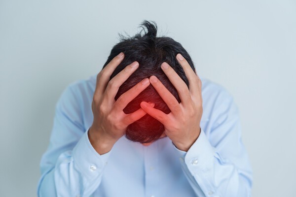 환절기에는 일교차로 인해 혈압이 쉽게 변동하면서 뇌혈관에 부담이 커진다. [출처: Gettyimagesbank]