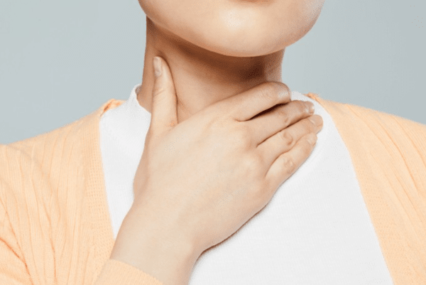 쉰 목소리 증상이 2주 이상 지속된다면 후두 내시경으로 성대의 움직임과 병변 여부를 확인해야 한다. [출처: Gettyimagesbank]