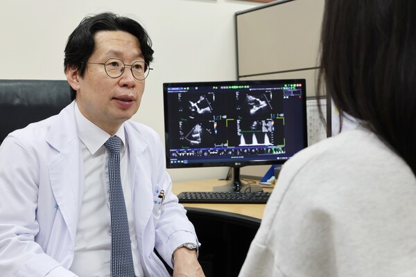 무증상 중증 대동맥판막협착증 환자를 진료하고 있는&nbsp;강덕현 서울아산병원 심장내과 교수. [사진 서울아산병원]