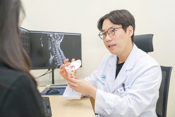 경추척수증에 대해 설명하는&nbsp;강릉아산병원 척추센터 장선우 신경외과 교수. [사진 강릉아산병원]