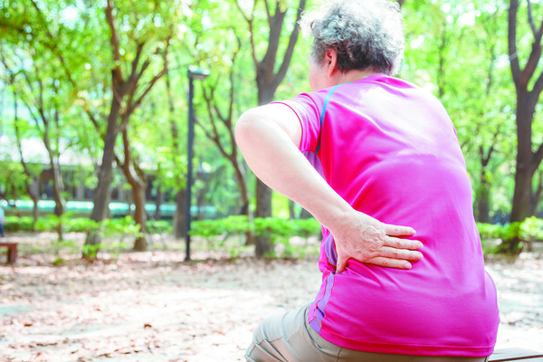 보행 중 다리가 저려 자꾸 멈춰 서게 된다면 척추관협착증이 상당 부분 진행됐을 가능성이 높다. [출처: Gettyimagesbank]